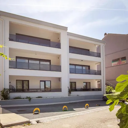 2 Bedroom Lovely Apartment In Blace Apartamento